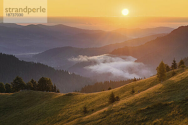 Ukraine  Region Iwano-Frankiwsk  Bezirk Werchowyna  Dorf Dsembronja  hügelige Landschaft in den Karpaten bei Sonnenuntergang