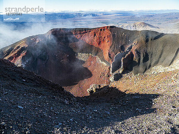 Neuseeland  Waikato  Tongariro-Nationalpark  Dampf steigt über dem Krater des Mount Ngauruhoe