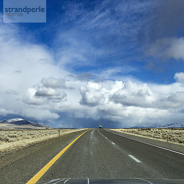 USA  Nevada  Winnemucca  Highway führt zu weißen Wolken am Horizont