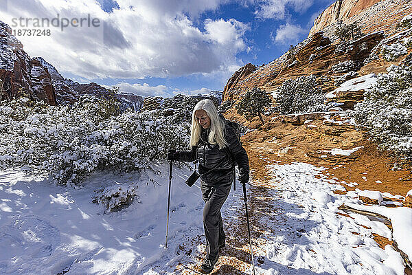 USA  Utah  Springdale  Zion-Nationalpark  Seniorin wandert im Winter in den Bergen