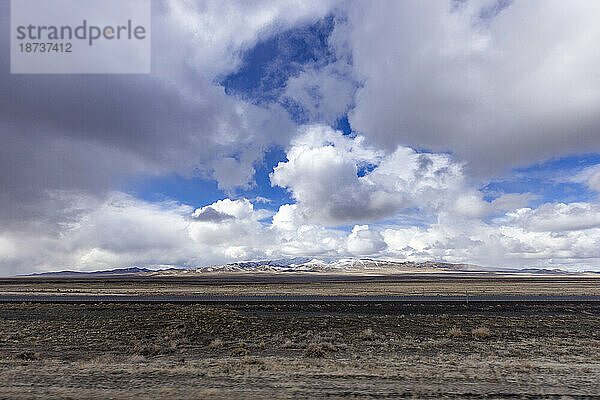 USA  Nevada  McDermitt  weiße Wolken über der Wüste und Berge im Hintergrund