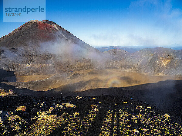 Neuseeland  Waikato  Tongariro-Nationalpark  Dampf steigt über dem Mount Ngauruhoe