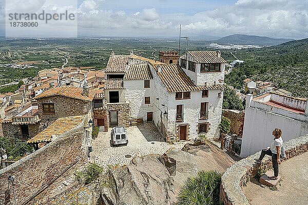 Blick von der Burg Castell de Vilafamés auf Vilafamés  Provinz Castellón  Communitat Valenciana  Spanien  Europa