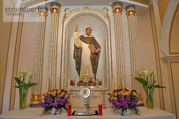 Figur des Heiligen San Vicente über dem Altar der Kapelle Ermita de San Vicent in Cautivador oder Captivador  Gemeinde La Nucía  Provinz Alicante  Land Valencia  Costa Blanca  Spanien  Europa