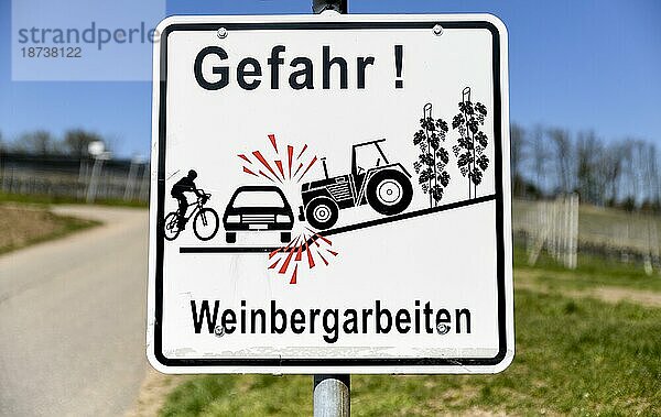 Schild Gefahr  Weinbergarbeiten  bei Sasbachwalden  Schwarzwald  Ortenaukreis  Baden-Württemberg  Deutschland  Europa