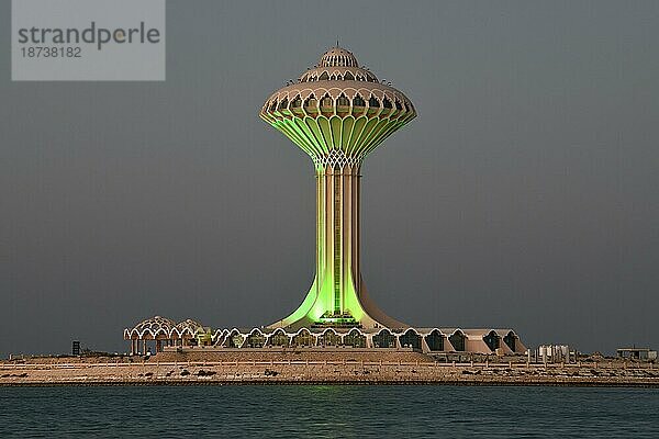 Beleuchteter Wasserturm an der Corniche  blaue Stunde  blaue Stunde  Al Khobar  Asch-Scharqiyya  Persischer Golf  Saudi-Arabien  Asien