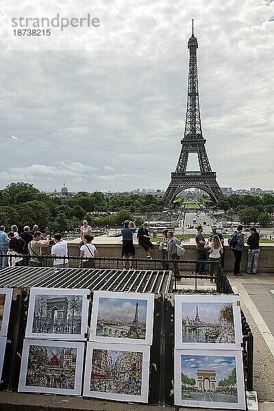 Paris  1. Juli 2007. Menschen und Touristen besuchen Paris am 1. Juli 2007. Es gibt einen guten Blick auf den Eiffelturm  Frankreich  Europa