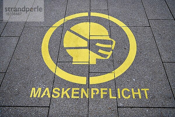 Hinweis auf Maskenpflicht auf einem Gehweg am Jungfernstieg  Covid  Corona  Hamburg  Deutschland  Europa