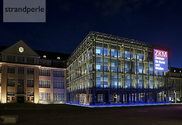 Zentrum für Kunst und Medien (ZKM)  blaue Stunde  blaue Stunde  Platz der Menschenrechte  Karlsruhe  Baden-Württemberg  Deutschland  Europa