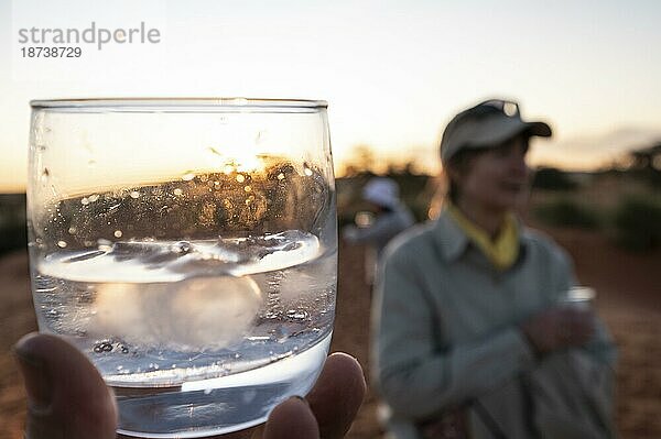 Sundowner mit Gin and Tonic  Safari  Adobe  Etoscha  Fischers pan  Namibia  Afrika