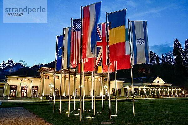 Nationalflagge  Wehende Fahnen vor dem Kurhaus  blaue Stunde  blaue Stunde  Baden-Baden  Schwarzwald  Baden-Württemberg  Deutschland  Europa