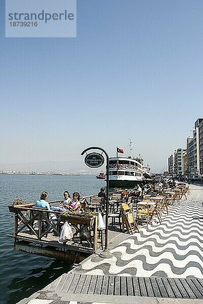 Izmir  Türkei  17. Mai 2005. Menschen ruhen sich in einem Café in Kordon von Izmir  Türkei  am 17. Mai 2005 aus. Izmir ist die eine der schönsten Stadt und Reiseziel der Türkei  Asien