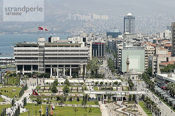 Izmir  17. Mai 2005. Der Konak-Platz in  am 17. Mai 2005. Der Konak-Platz ist das wichtigste Wahrzeichen von  Türkei  Asien