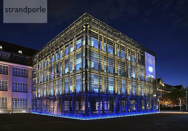 Zentrum für Kunst und Medien (ZKM)  blaue Stunde  blaue Stunde  Platz der Menschenrechte  Karlsruhe  Baden-Württemberg  Deutschland  Europa