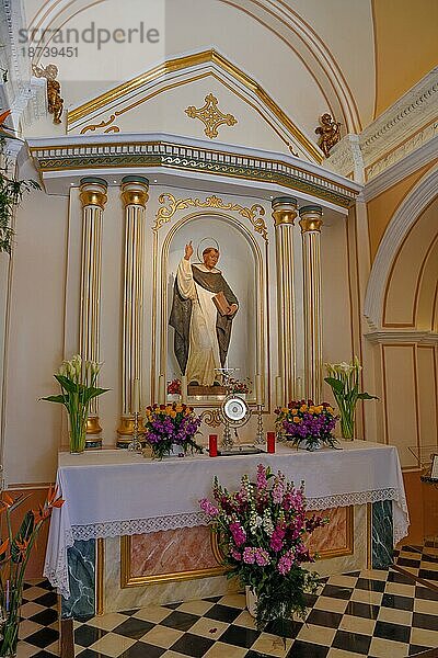 Figur des Heiligen San Vicente über dem Altar der Kapelle Ermita de San Vicent in Cautivador oder Captivador  Gemeinde La Nucía  Provinz Alicante  Land Valencia  Costa Blanca  Spanien  Europa