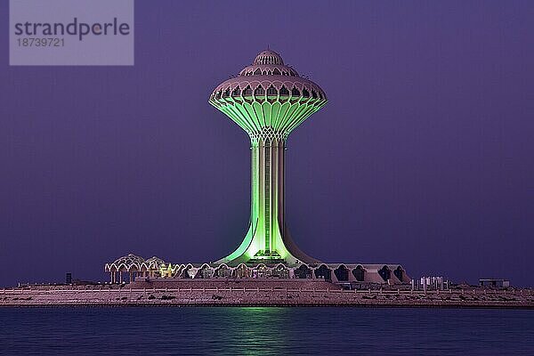 Beleuchteter Wasserturm an der Corniche  blaue Stunde  blaue Stunde  Al Khobar  Asch-Scharqiyya  Persischer Golf  Saudi-Arabien  Asien