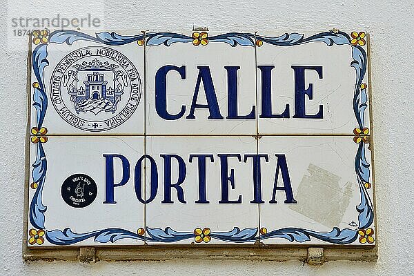 Straßenschild in der Altstadt von Peñíscola  Provinz Castellón  Costa del Azahar  Region Valencia  Spanien  Europa