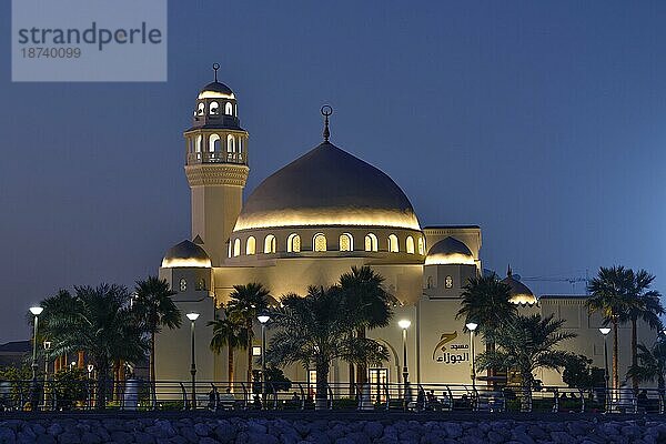 Jawzaa Al-Qahtani-Moschee an der Corniche  blaue Stunde  blaue Stunde  Al Khobar  Asch-Scharqiyya  Persischer Golf  Saudi-Arabien  Asien