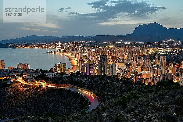 Blick über Benidorm und die Playa Levante  blaue Stunde  Benidorm  Costa Blanca  Land Valencia  Spanien  Europa