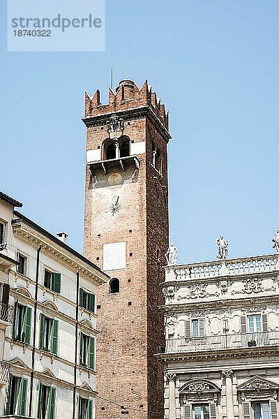 Turm Torre del Gardello auf der Piazza delle Erbe in Verona