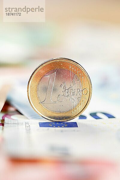 Ein Euro Münze Geld sparen Finanzen zahlen bezahlen mit Textfreiraum in Stuttgart  Deutschland  Europa