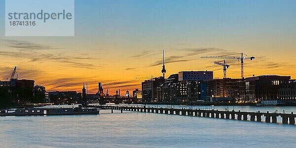 Panorama eines Sonnenuntergangs über Berlin