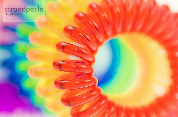 Abstrakter Hintergrund verschiedener spiralförmiger Haargummis mit selektivem Fokus und geringer Schärfentiefe