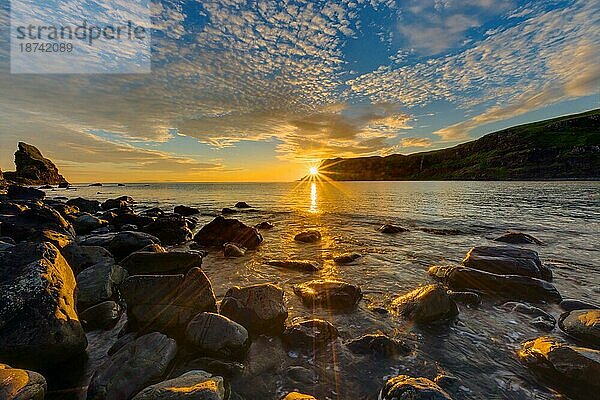 Traumhafter Sonnenuntergang auf der Isle of Skye in Schottland  Großbritannien  Europa