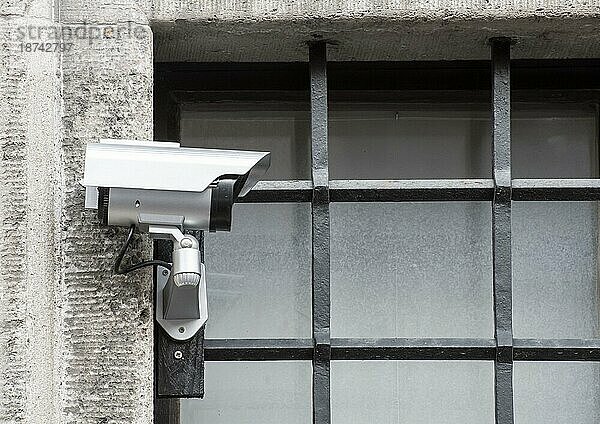 Sicherheit mit einer Videoüberwachungskamera am Fenster eines Gefängnisses