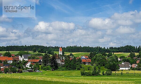 Dorf in einer idyllischen Landschaft Bayerns