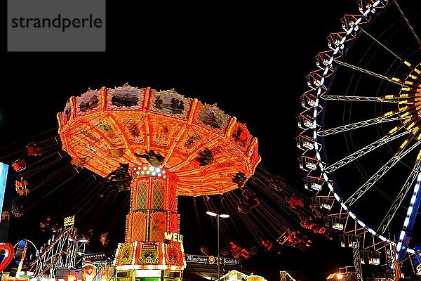 MÜNCHEN  DEUTSCHLAND  25. SEPTEMBER: Chairoplane auf dem Oktoberfest in München  Deutschland am 25. September 2013. Das Oktoberfest ist das größte Bierfest der Welt mit über 6 Millionen Besuchern pro Jahr