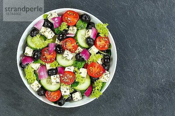 Griechischer Salat mit frischen Tomaten Oliven und Feta Käse gesunde Ernährung Essen von oben auf Schiefertafel mit Textfreiraum in Stuttgart  Deutschland  Europa