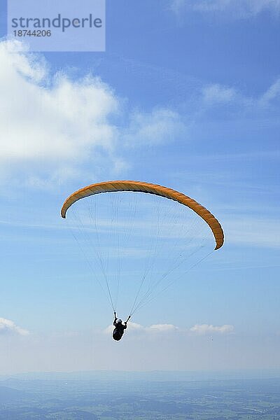 Paragliding Abenteuer hoch oben am Himmel
