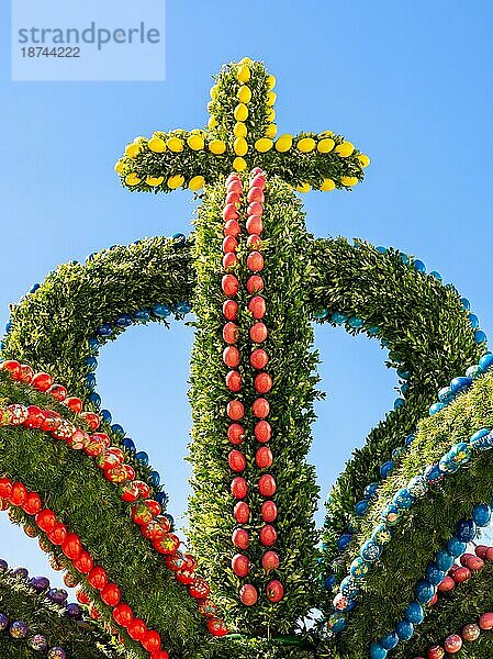 Traditionell geschmückter Osterbrunnen in Bayern Deutschland