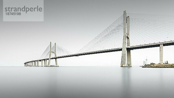 Minimalistische Langzeitbelichtung der berühmten Brücke Ponte Vasco da Gama über den Tejo in Lissabon  Portugal  Europa