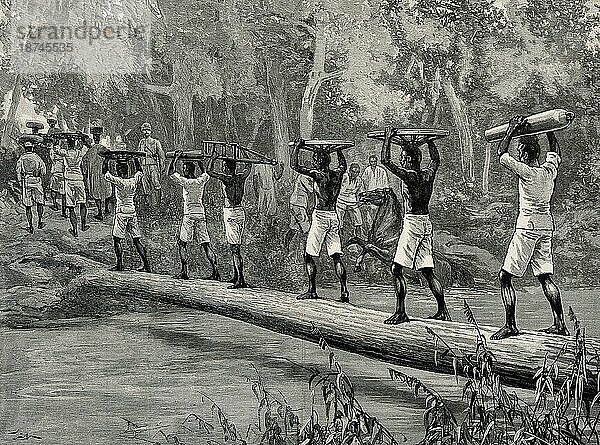 Nigerianische Träger  die Gewehrteile über einen Fluss tragen  um die Sklaverei zu bekämpfen  1800  Historisch  digital restaurierte Reproduktion von einer Vorlage aus dem 19. Jahrhundert