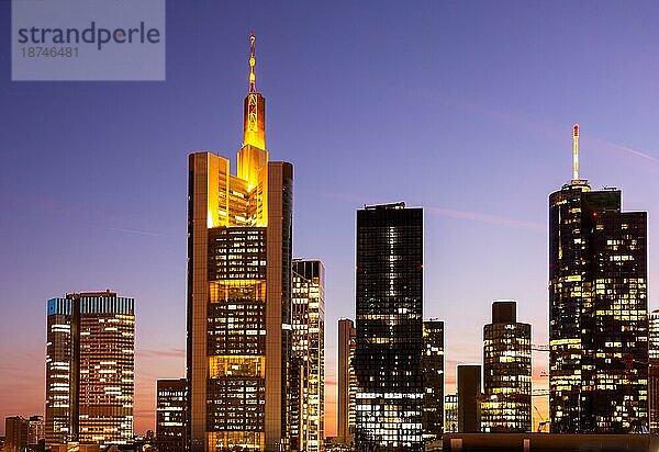Blaue Stunde Luftaufnahme über Frankfurt bei Nacht