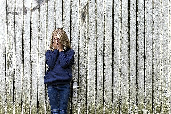 Mädchen (10) ist unglücklich  traurig  Kiel  Schleswig-Holstein  Deutschland  Europa
