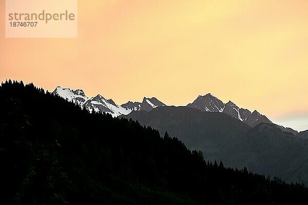 Bergsilhouetten im österreichischen Hochgebirge bei Sonnenuntergang  Bruck an der Großglocknerstraße  Salzburg  Österreich  Europa