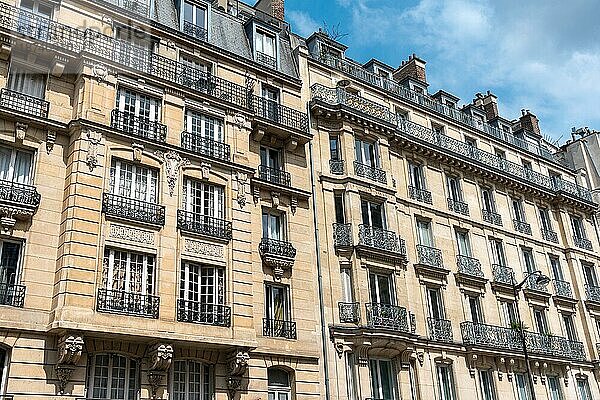 Fassade von traditionellen Stadthäusern in Paris  Frankreich  Europa