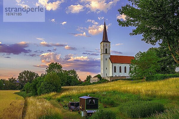 Idyllische Kirche des Dorfes Krichanhausen bei Beilngries