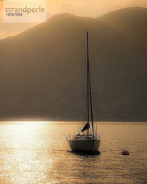 Segelboot Silhouette in den Sonnenuntergang am Gardasee Italien