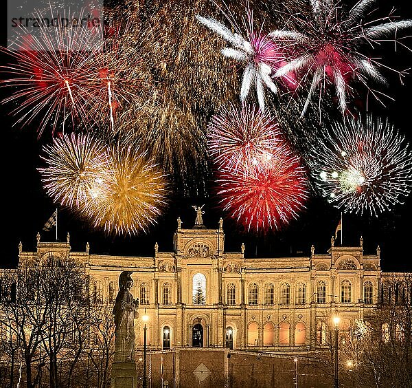 Feuerwerk über dem Maximilianeum  dem Sitz des bayerischen Landtags in München