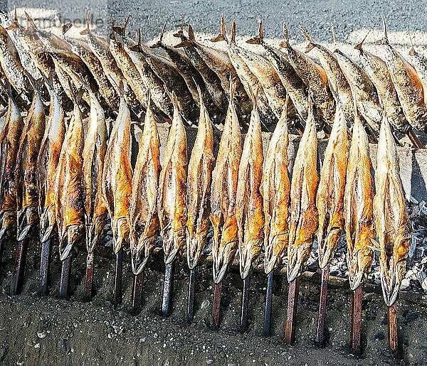 Steckerlfisch (gegrillter Fisch am Spieß) traditionelles Gericht auf dem Münchner Oktoberfest