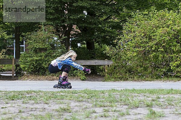 Mädchen (10) auf Rollerblades  Kiel  Deutschland  Europa