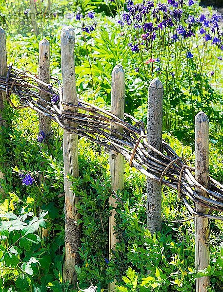 Traditioneller bayerischer Nutzgarten mit einem Holzzaun