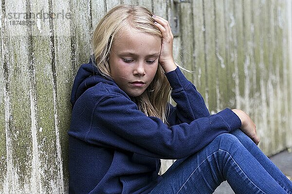 Mädchen (10) ist unglücklich  traurig  Kiel  Schleswig-Holstein  Deutschland  Europa