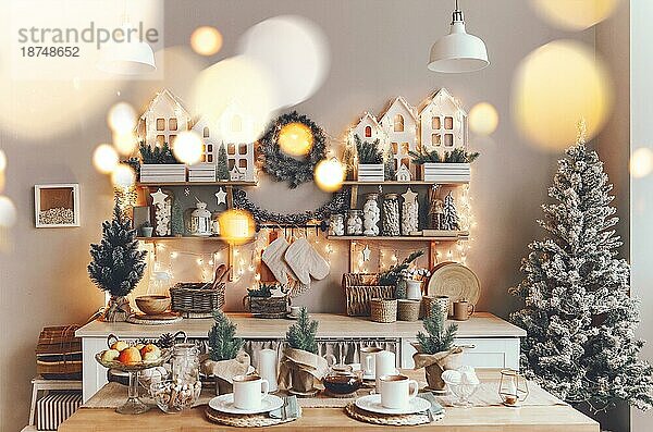 Gemütliche Weihnachten zu Hause. Schöne festliche Küche Interieur mit mit Gläsern gefüllt mit Marshmallow  Kekse und Süßigkeiten auf Holzregalen  verschiedene Urlaub Dekorationen und Weihnachtsbaum  niemand