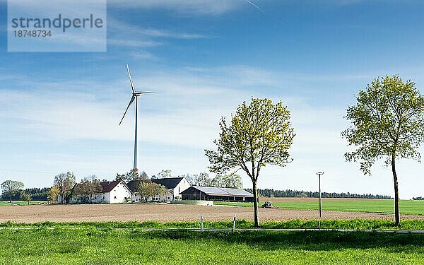 Alternative Energie mit einer Windmühle auf einem Bauernhof