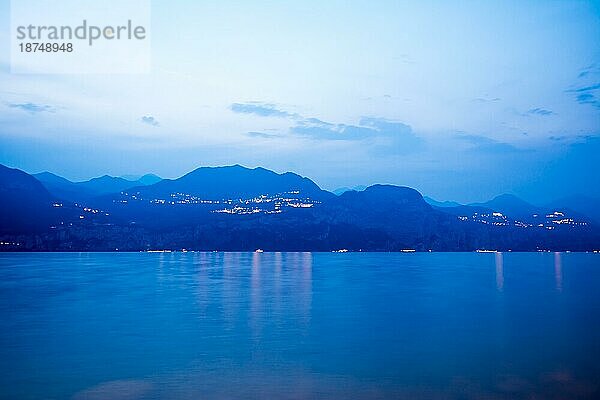 Blaue Stunde am Gardasee Italien